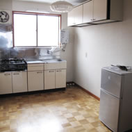 冷蔵庫とガスコンロ完備のキッチン
